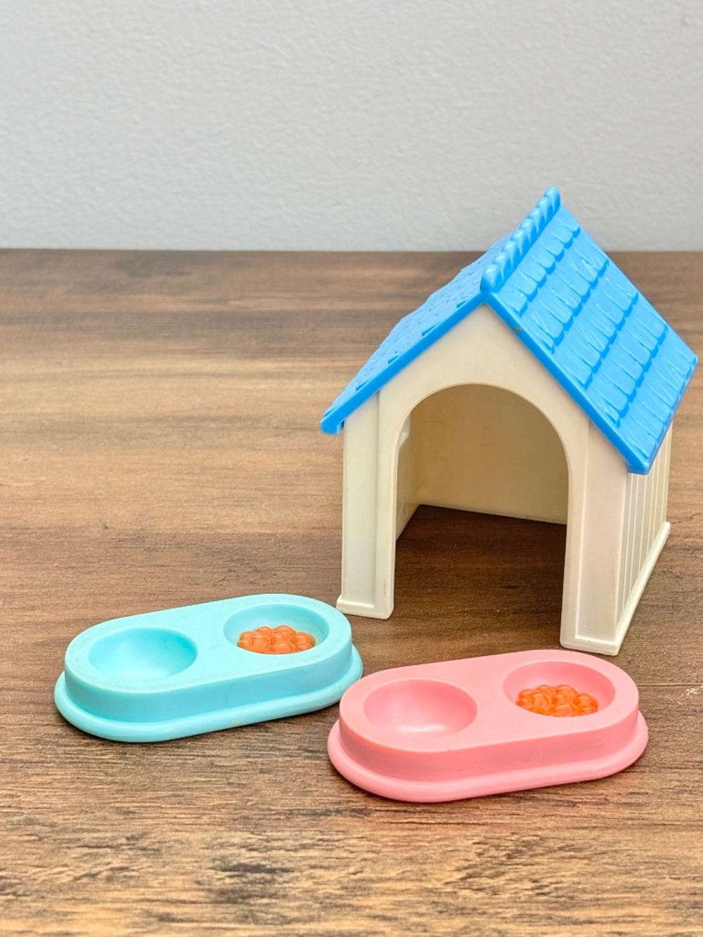 VINTAGE 1993 Fisher Price Loving Family Dream Dollhouse Dog House & 2 Pet Bowls